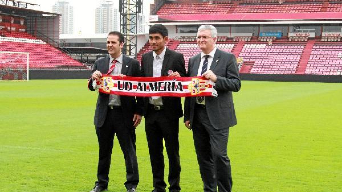 Teerasil Dangda, en su presentación en Tailandia.e;clip:rect(46