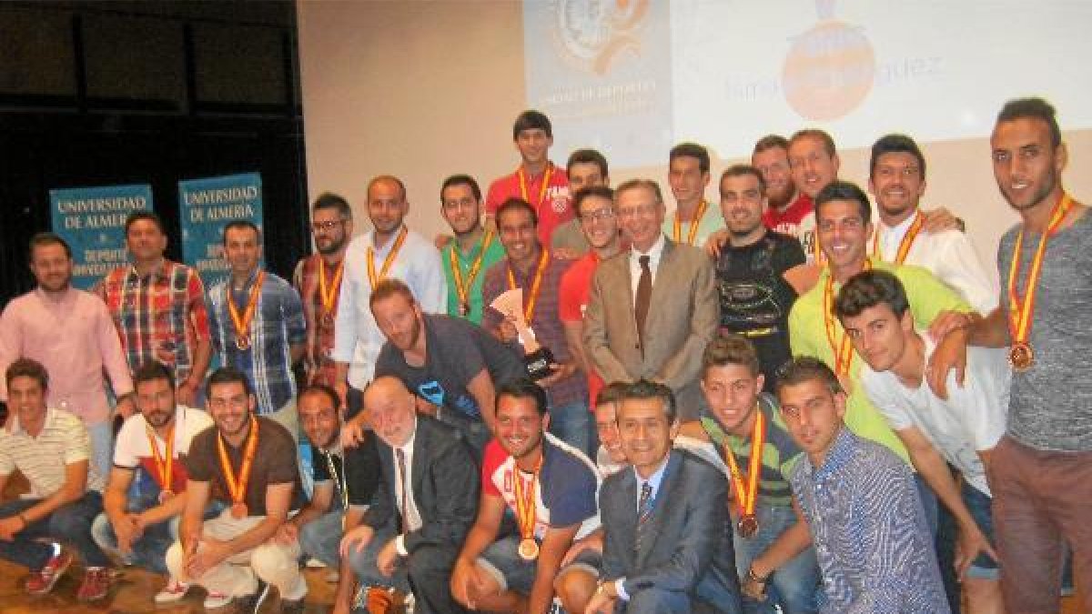 Universitarios que han logrado medalla en los Campeonatos de España, con el Rector.tyle>.a