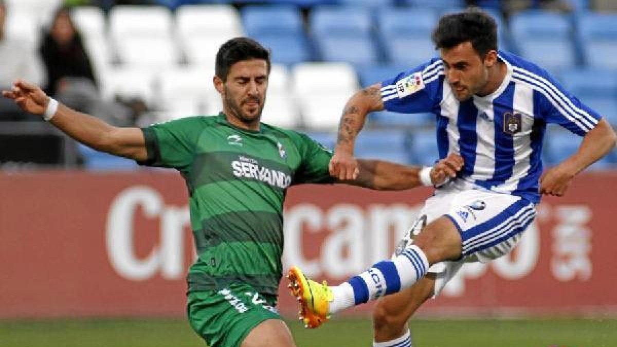 Raúl Navas apunta a la Real Sociedad.