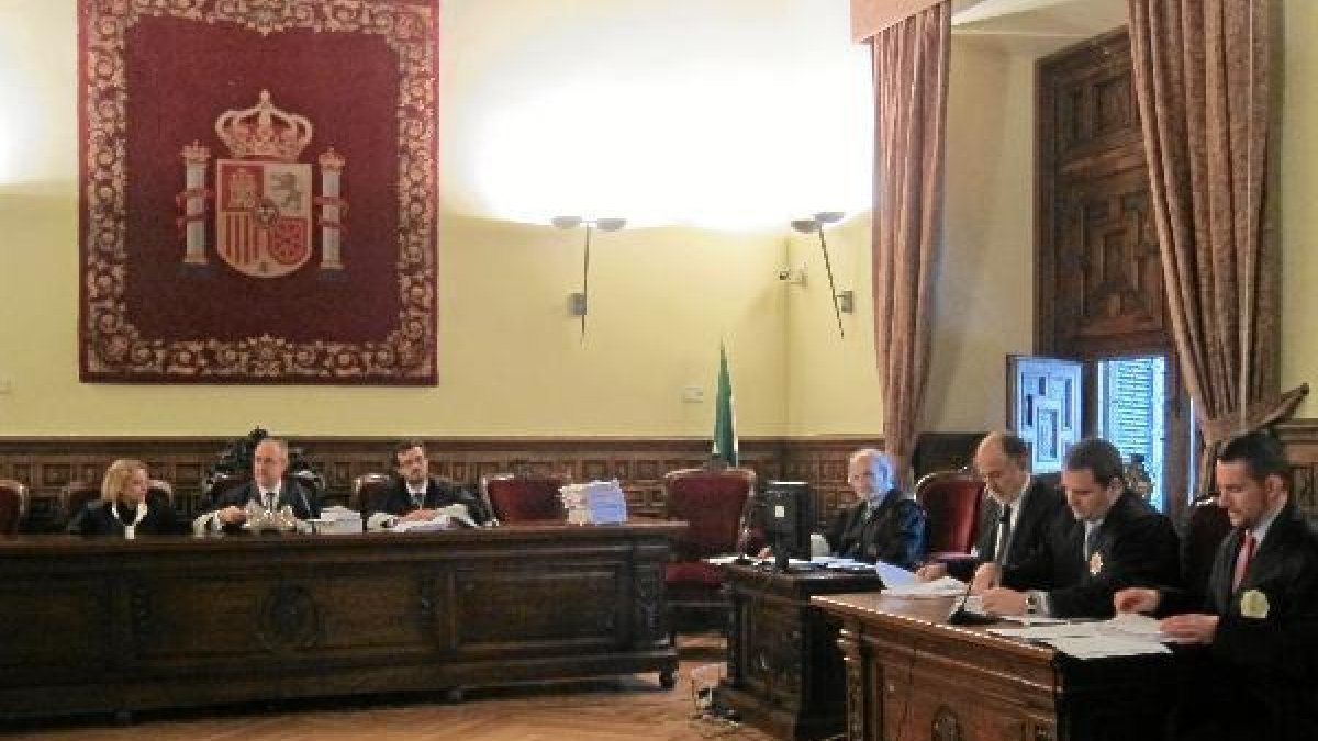 La demanda se presentó contra los magistrados que fallaron sobre los terrenos.tyle>.apqj{p
