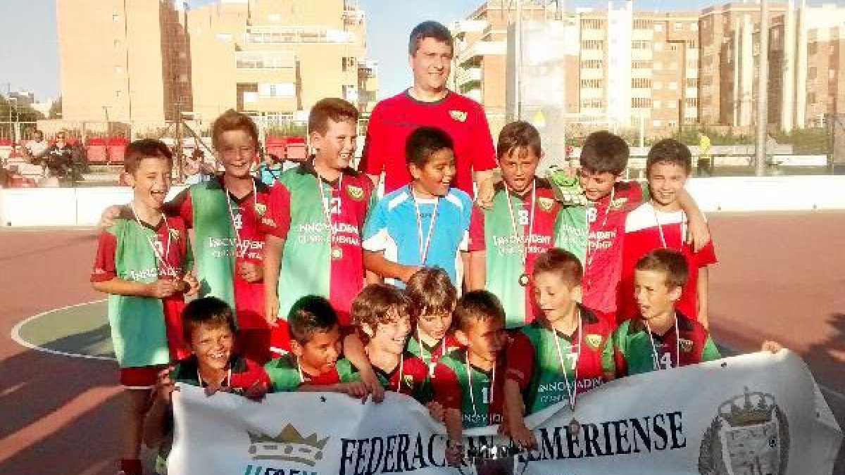 los campeones posan para la historia con la Copa provincial.e;c