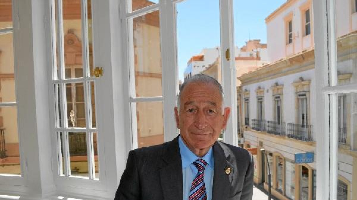 Gabriel Amat en su despacho de la Diputación Provincial de Almería.tyle>.apqj{position:abs