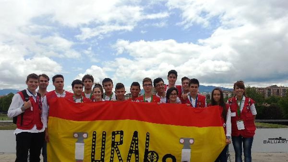 Los miembros del equipo Turabot alfa, en Pamplona.e;clip:rect(4