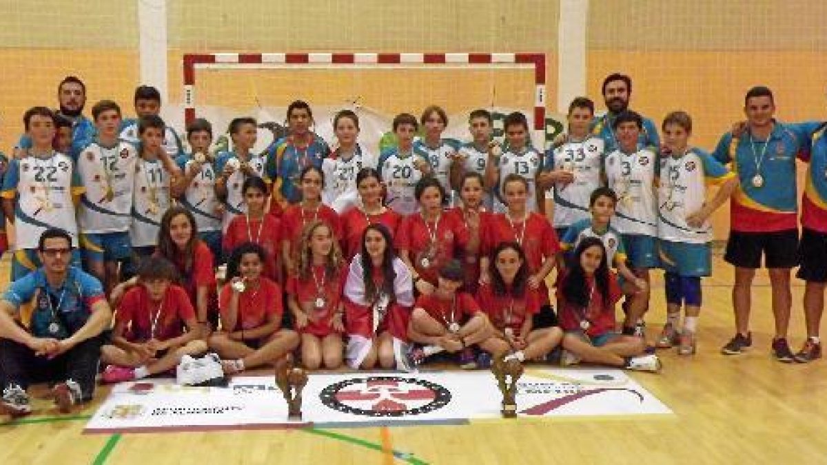 Equipos de Cajamar-CD Urci, campeón alevín masculino, y 3º femenino de Andalucía.tyle>.apq