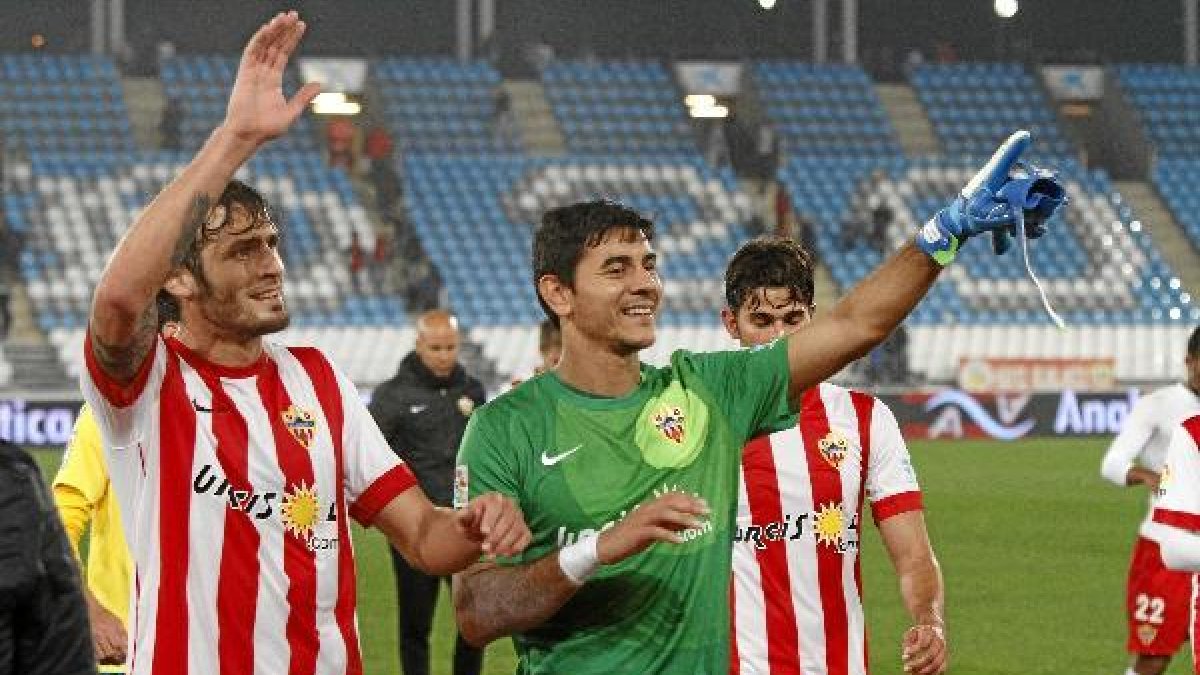 Torsiglieri con Ustari saludando a la grada.x,a