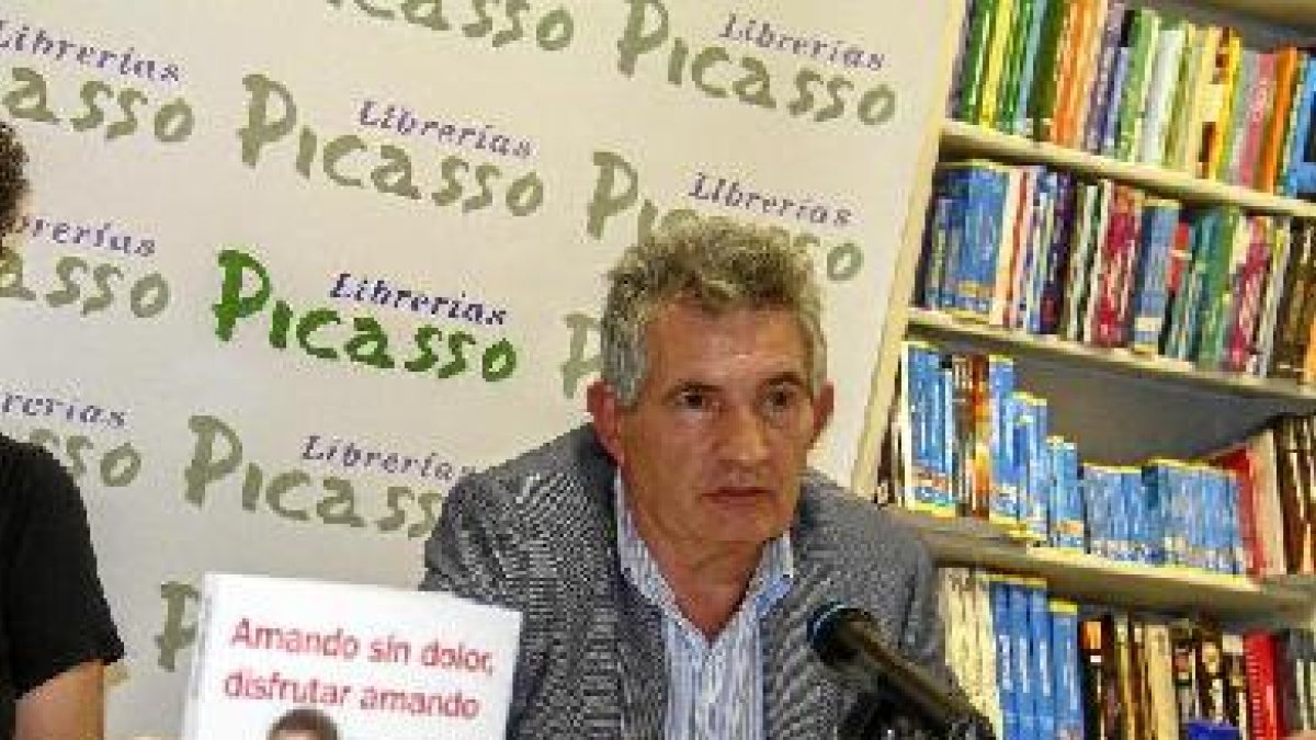 Fernando Gálligo durante la presentación de sus libros en la Librería Picasso. tyle>.apqj{
