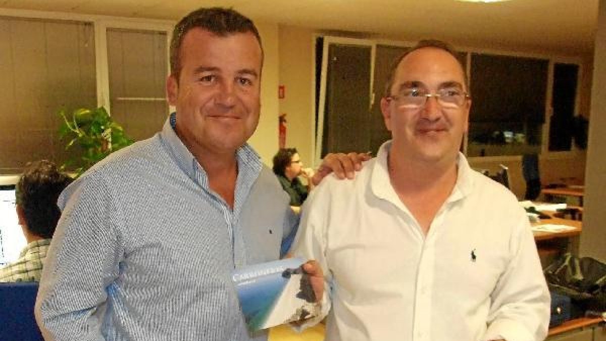 El alcalde,  junto a Simón Ruiz en la redacción del periódico.e