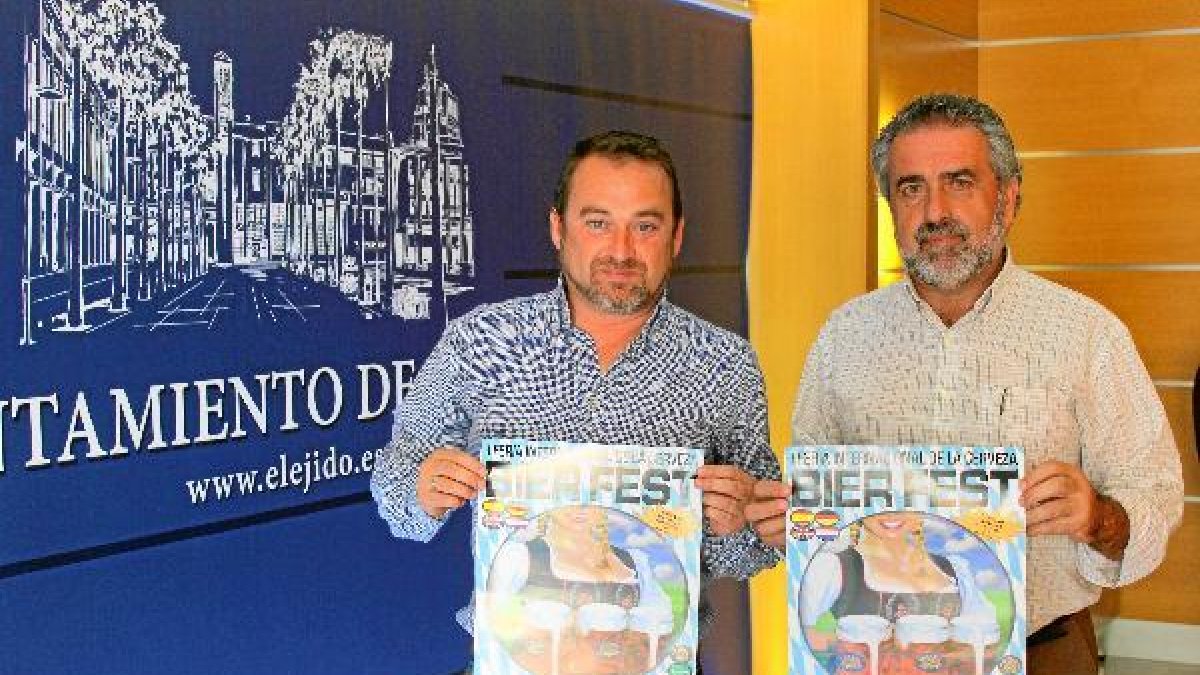 Santiago Gallego y Andrés Cano con los carteles de la Feria.e;c