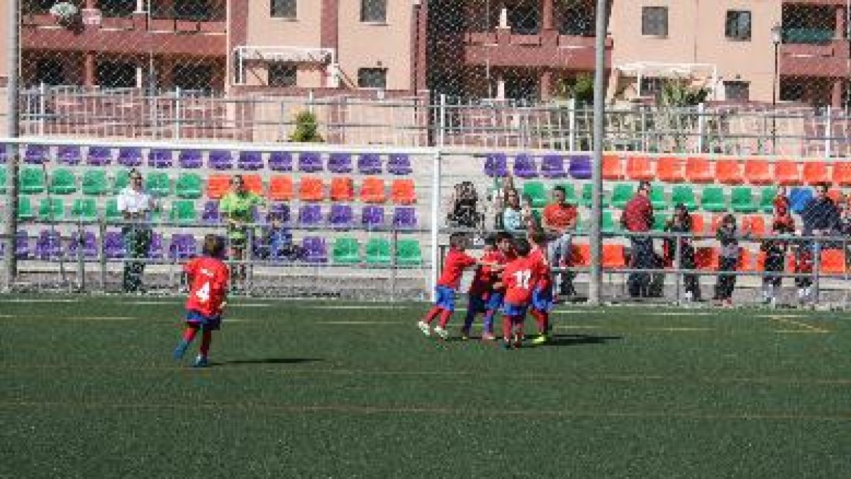 Alumnos de la Escuela deportiva de fútbol en Las Salinas.e;clip