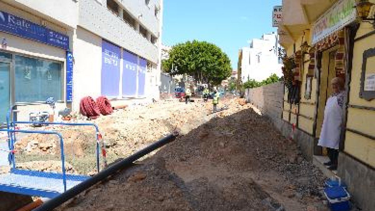 El dueño del restaurante Portobello muestra las zanjas que se han abierto a las puertas de su establ