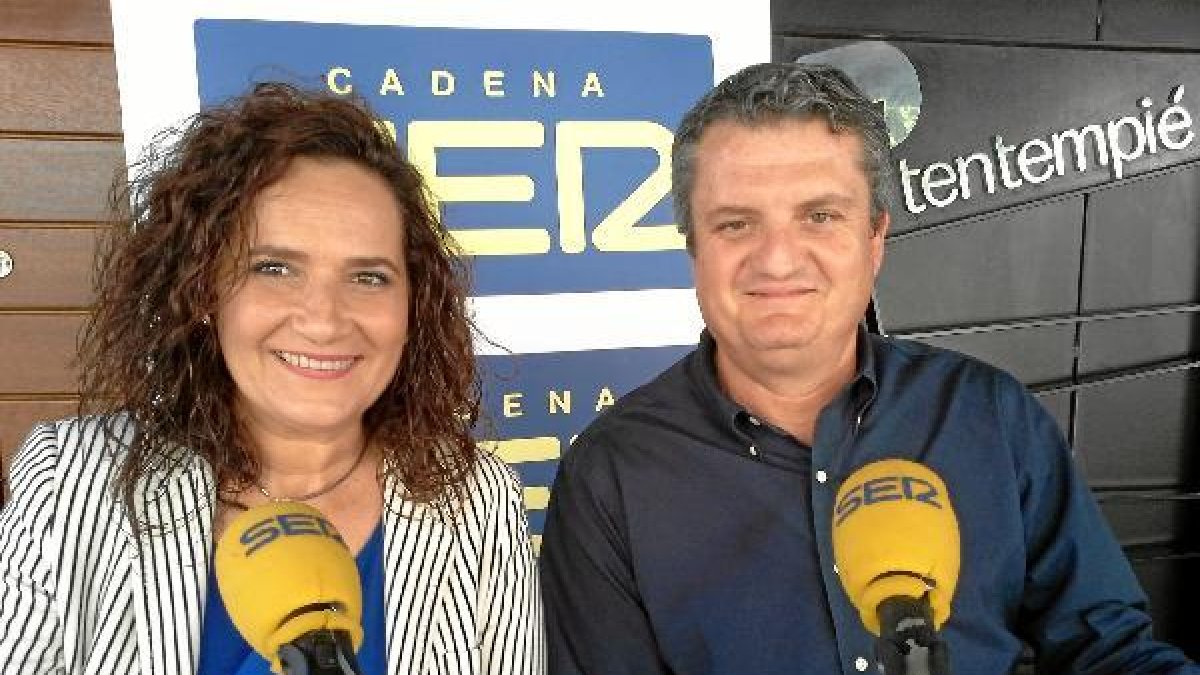 Catiana Soriano y Juan de la Cruz, antes de comenzar el SER Deportivos. tyle>.apqj{positio