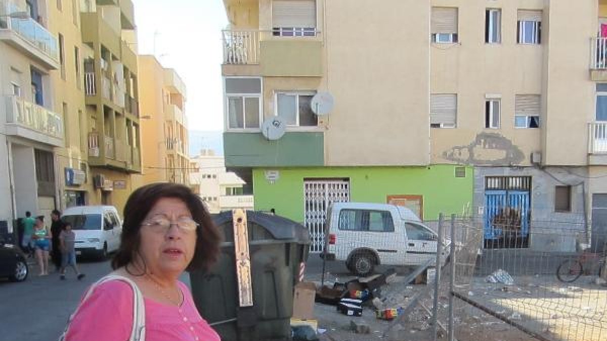 Encarna Moreno, concejal de IU, en Los Melilleros.e;clip:rect(4