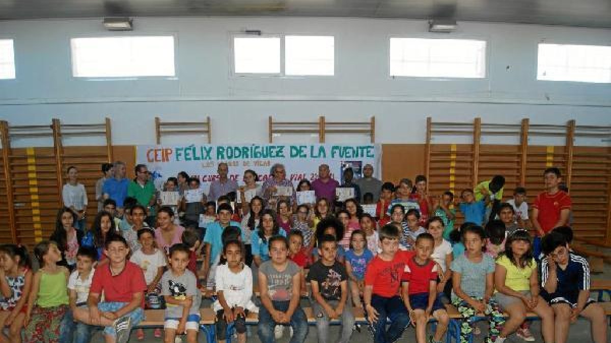Los futuros conductores del colegio Félix Rodríguez de la Fuente, los que recibieron diplomas y los