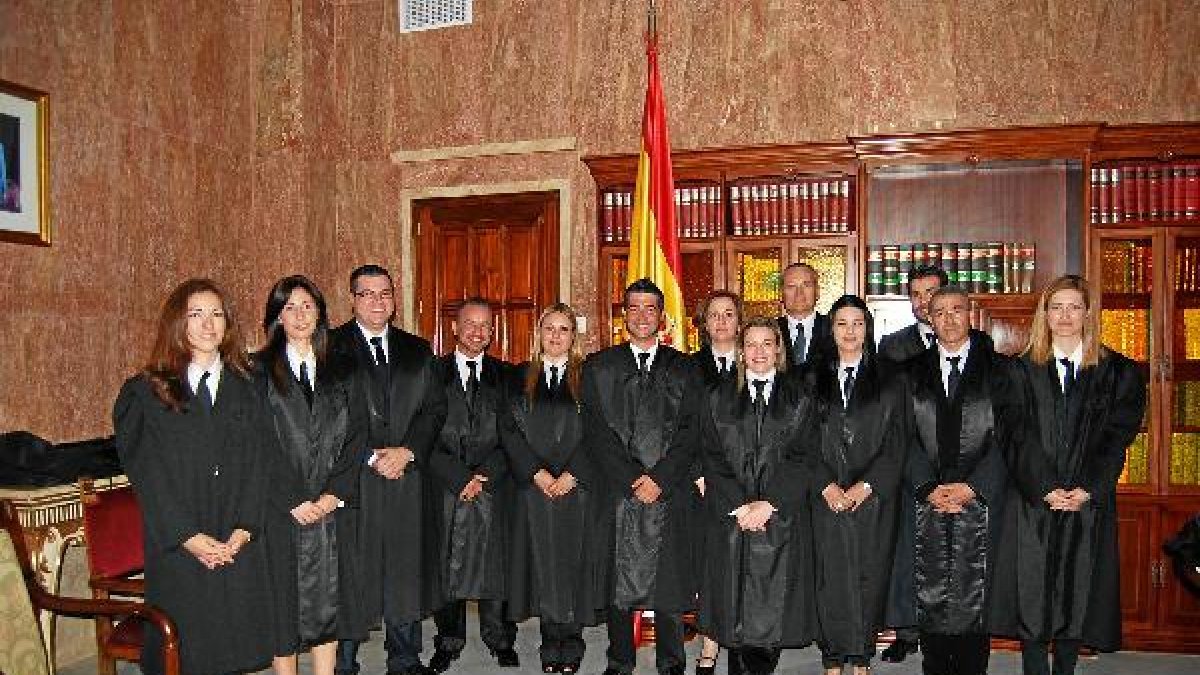 El subdelegado del gobierno Andrés García Lorca posa junto a los graduados.tyle>.apqj{posi