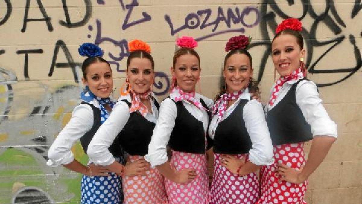 La alumnas mayores de la Academia de Baile Chelo Ruíz, forman un grupo que bailan malagueñas.