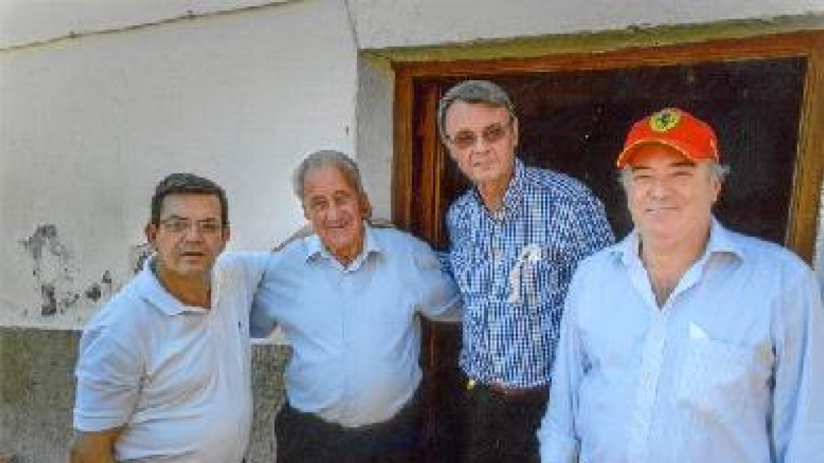 José Martín, Agustín, Leo Martín y Juan Martínez en la misma bodega de la finca ubicada en Albuñol.<