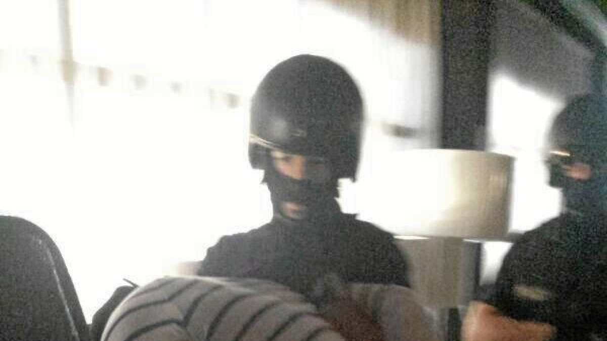 El presunto asesino, Dosanu P, en el momento de ser detenido por las fuerzas de seguridad ayer domin