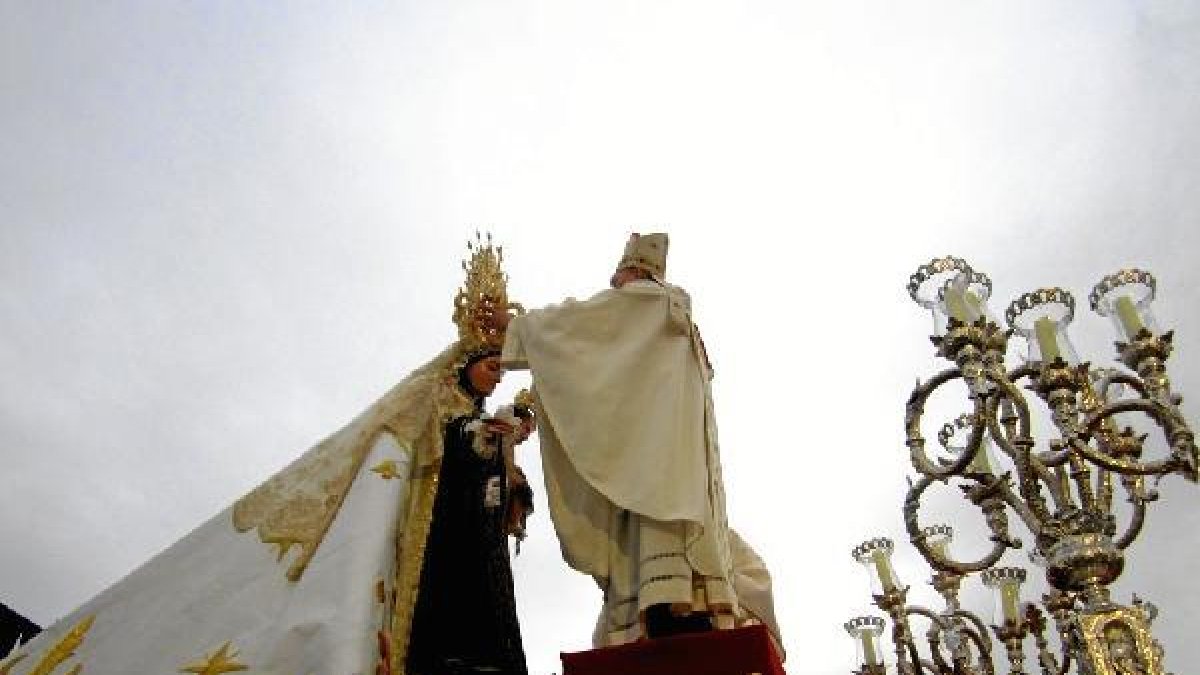 El Obispo de Almería en el momento de la coronacióne;clip:rect(
