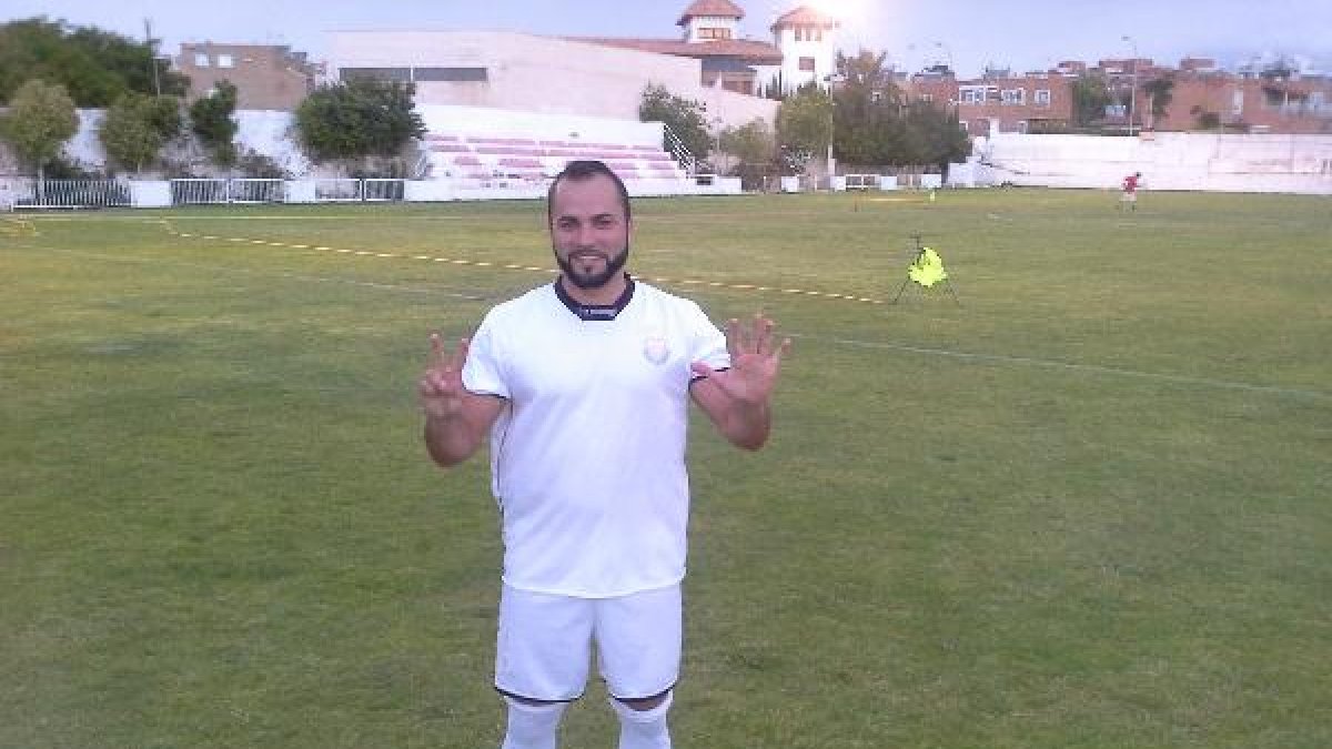 Rocky, después de hacerle siete goles a Las Norias.e;clip:rect(