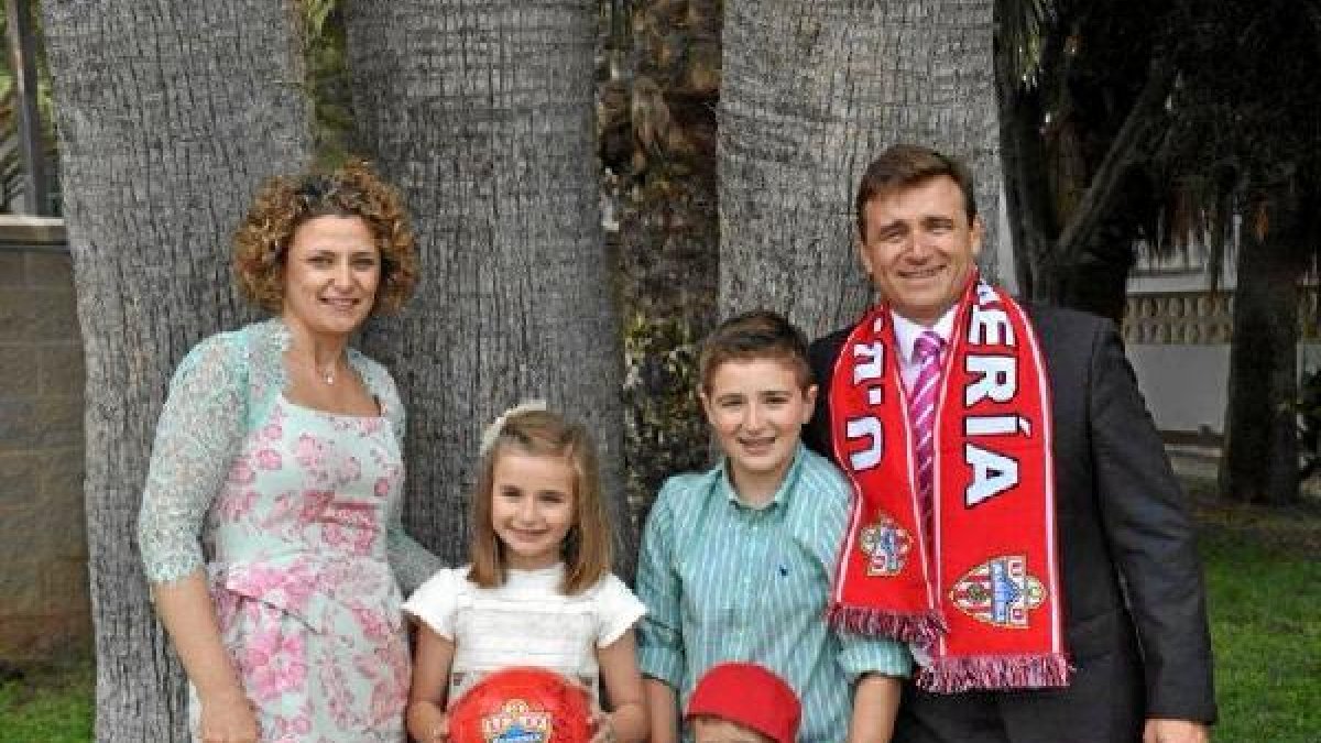 La pequeña Elena con el balón del Almería y sus padres David y Marisa.tyle>.apqj{position:
