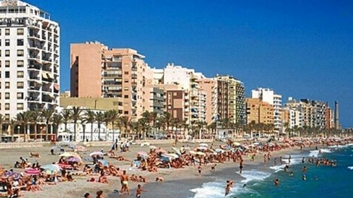 Playa del Zapillo en la capitalo,469p