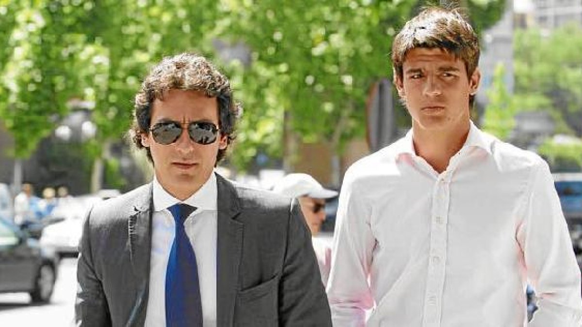 Juanma López con Morata.o,469px);}