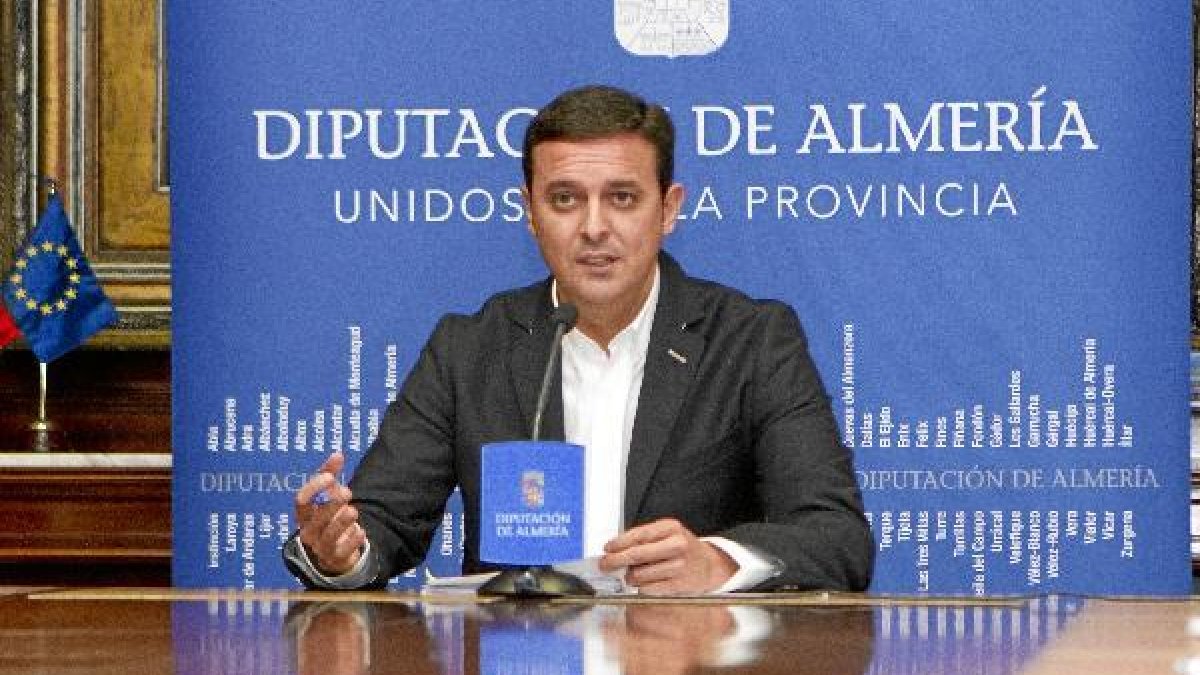 El vicepresidente en la rueda de prensa de ayer.e;clip:rect(469