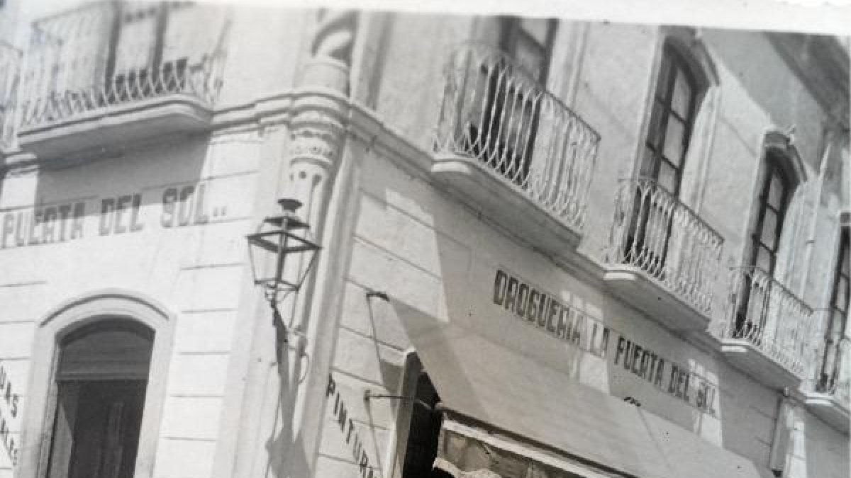 La Puerta del Sol está junto a la Plaza Marqués de Herediae;cli