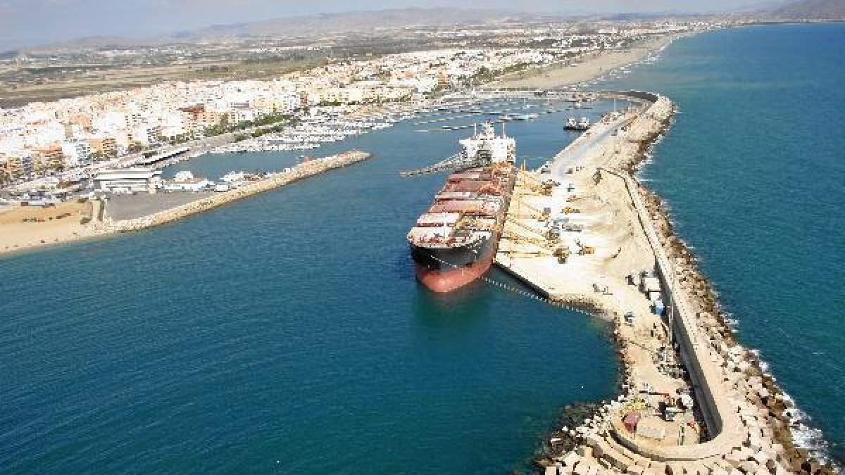 El puerto de Garrucha es básico para el transporte de mercancias y se mejorará el  acceso rodado a l