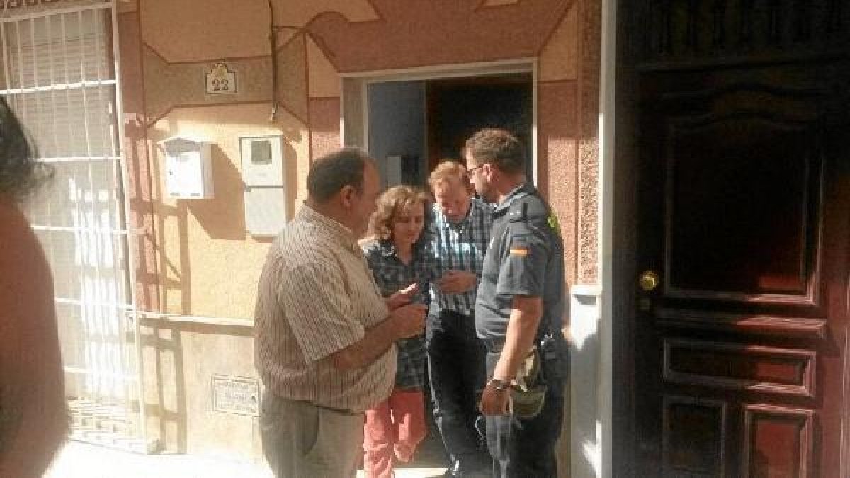 Momento en el que sale de la vivienda en la que estaba.e;clip:r