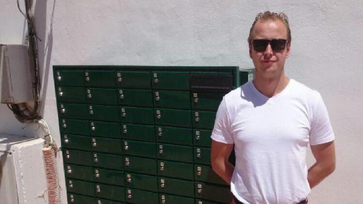 El concejal de Comercio y Turismo junto a los nuevos buzones.e;