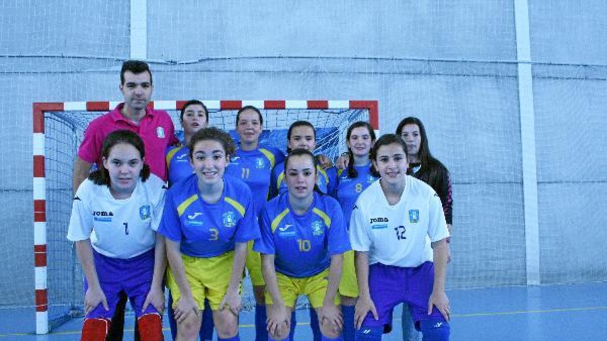 Las campeonas con su entrenador, Juan Pablo Jurado.e;clip:rect(