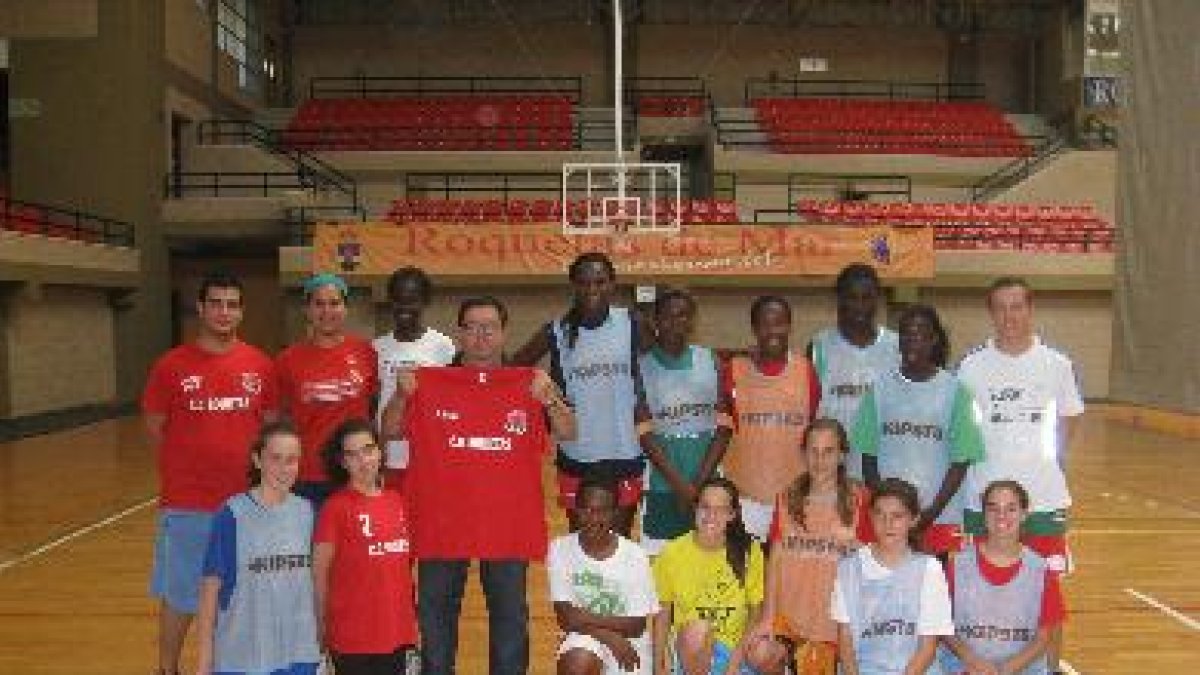 El concejal posa con las integrantes del equipo.e;clip:rect(469