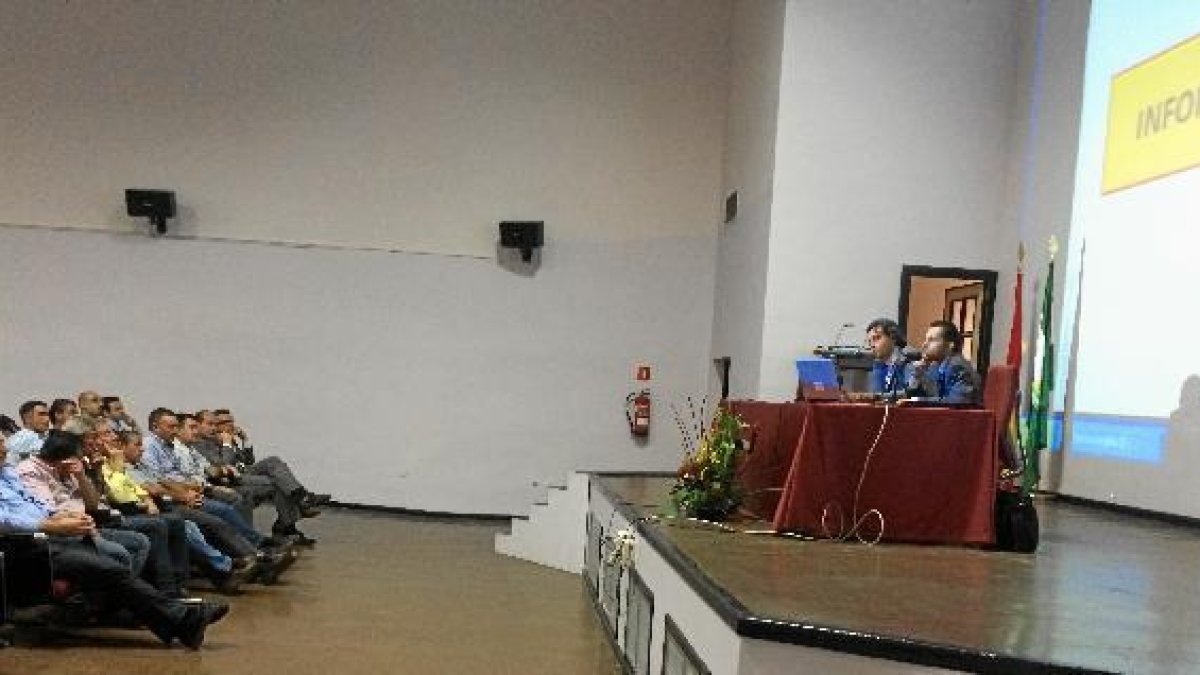 Empresarios almerienses ayer en la biblioteca Villaespesae;clip