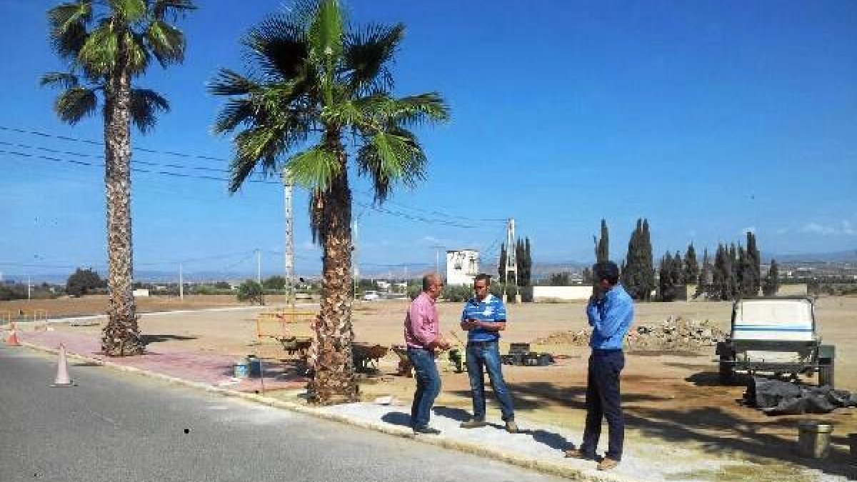 El alclade supervisa las obras. o,469