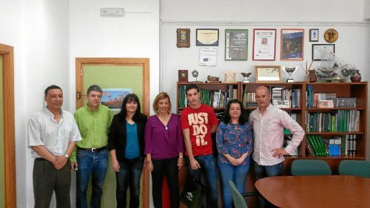 Miguel Sierra, tercero por la derecha, con las delegadas del Gobierno y de Educación y docentes del