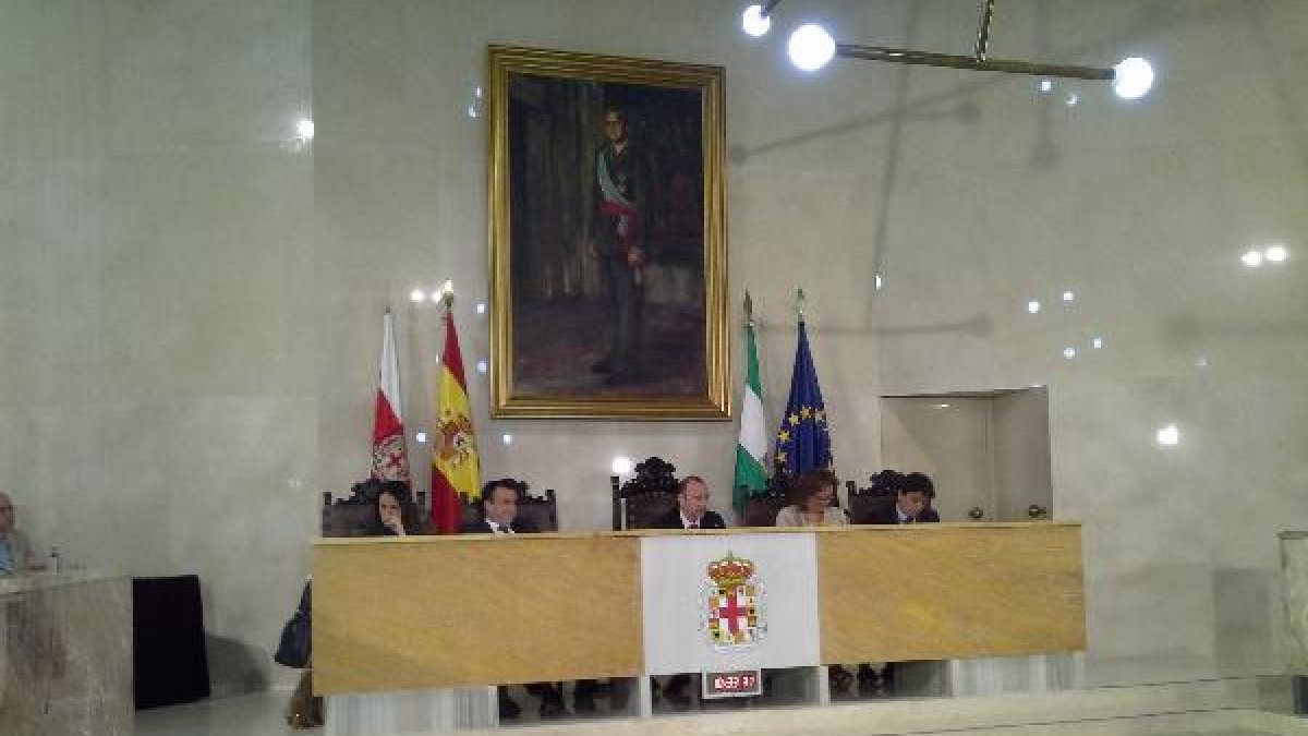 Representantes populares, con el alcalde en el centro, durante el pleno.tyle>.apqj{positio