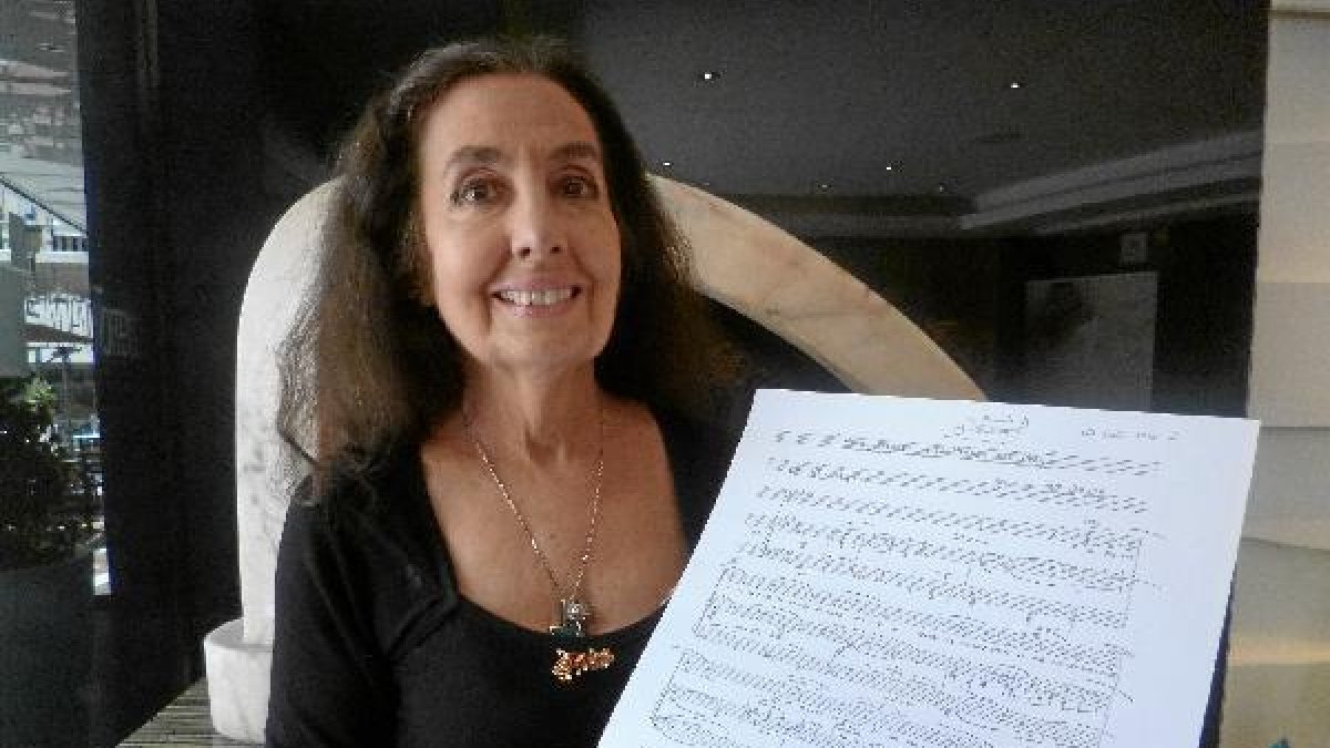 Eugenia Montero, ayer con una partitura de Padilla.e;clip:rect(