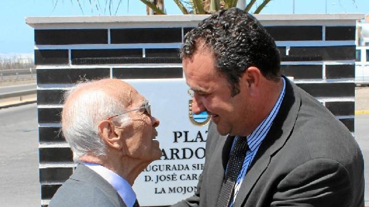 Ricardo Rueda saluda al alcalde de La Mojonera.