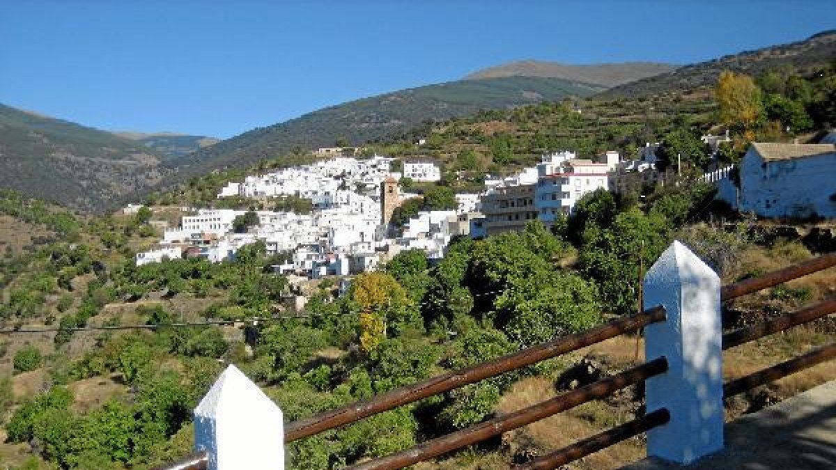 Bayárcal es un pequeño pueblo de la Alpujarra almeriense.e;clip