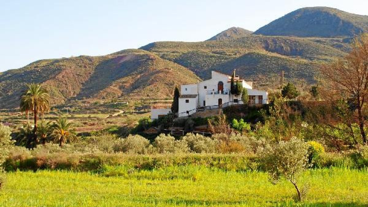 El cortijo Los Baños reúne a diez personas que viven junto a la naturaleza. tyle>.apqj{pos