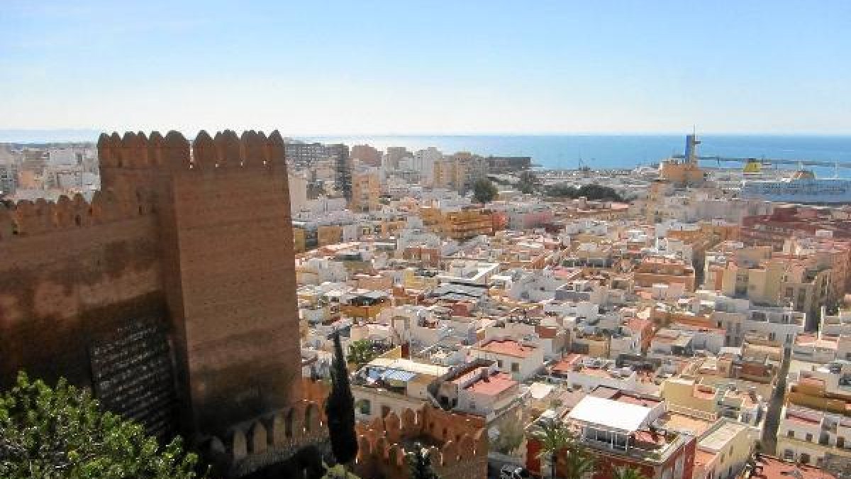 Vista parcial del centro histórico de la capital desde la Alcazaba. tyle>.apqj{position:ab