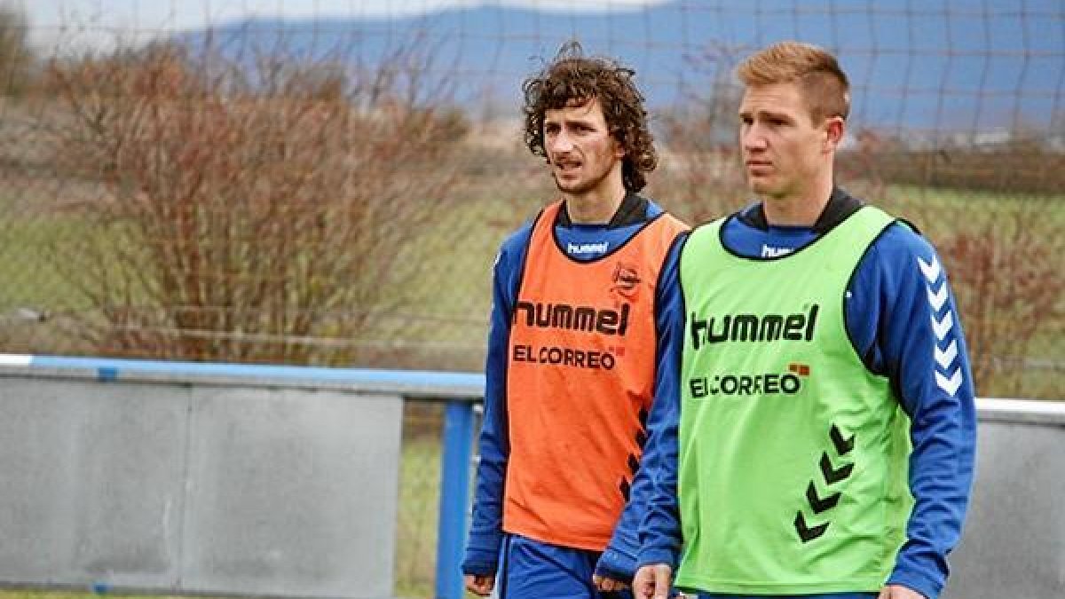 Raúl García -derecha- en un entrenamiento del Alavése;clip:rect