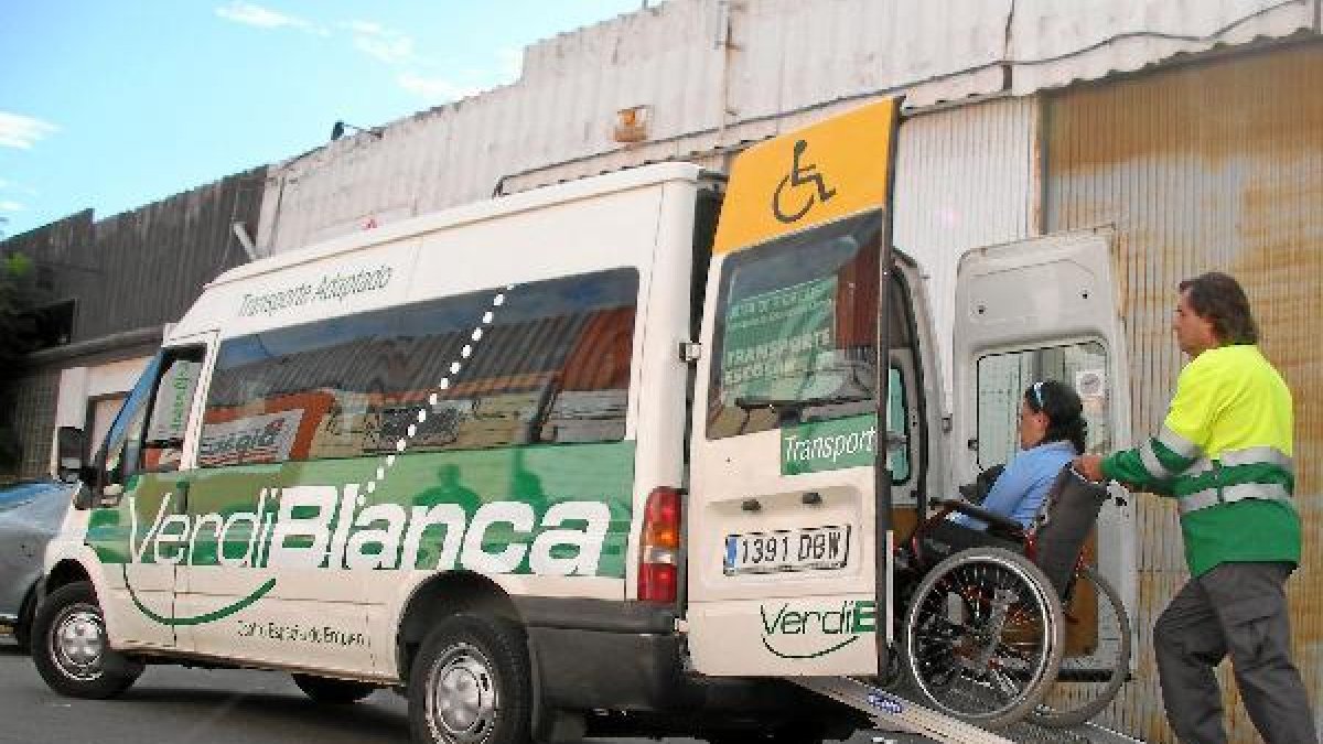 Una de las furgonetas que ayudarán al transporte el día de las elecciones.tyle>.apqj{posit