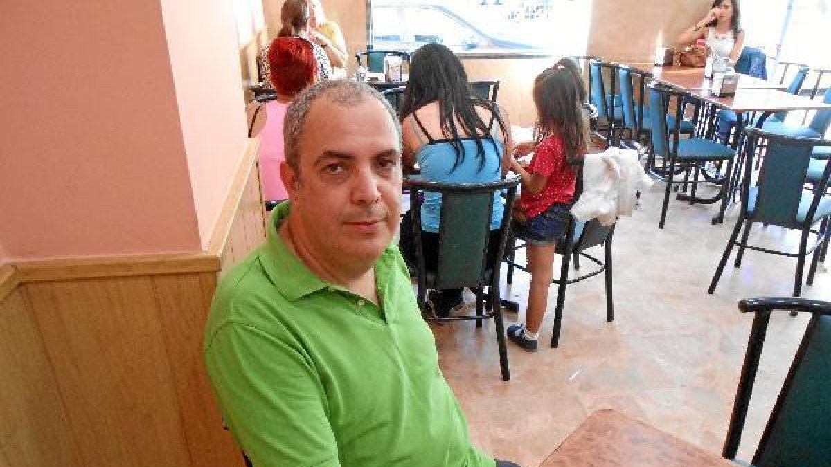 Diego Reche, minutos después de la entrevista en la Confitería Hernández.tyle>.apqj{positi