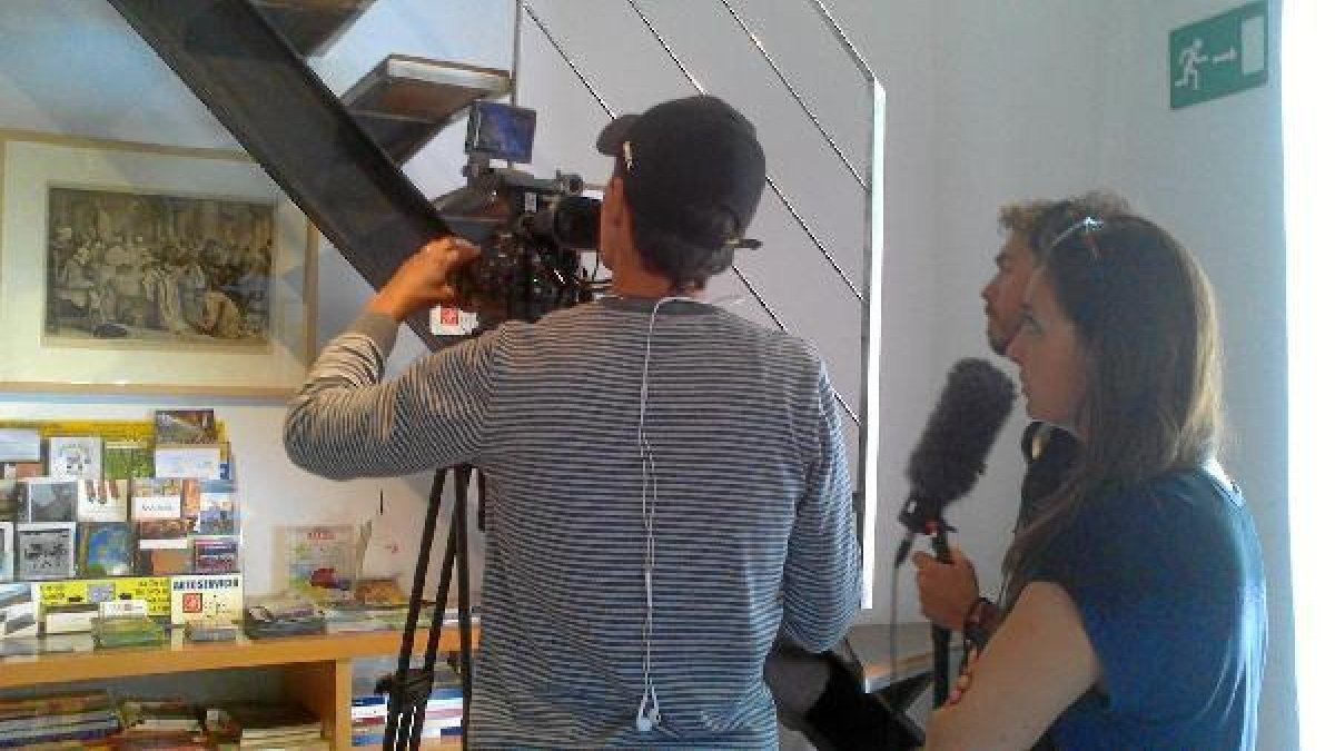 El equipo de la productora Palacios Films grabando en la Torre de los Enciso.tyle>.apqj{po