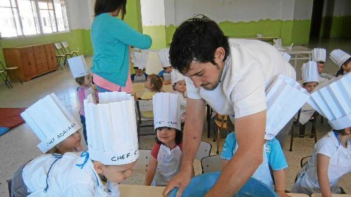 Los más pequeños  se lo han pasado en grande y han aprendido cómo se elabora el pan en el taller de