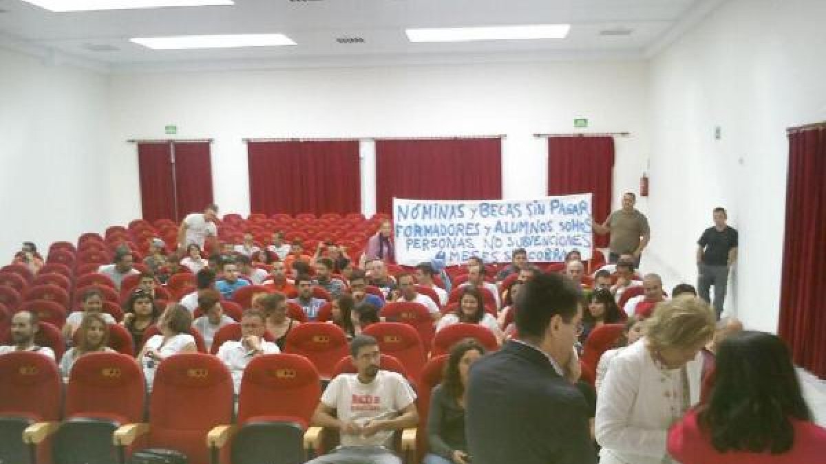 Alumnos y profesores del centro ante la delegada con una pancarta de protesta.tyle>.apqj{p