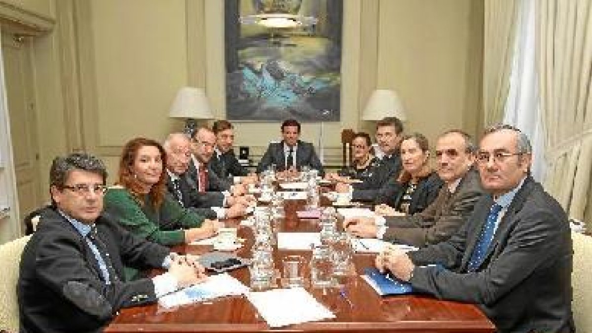 Delegación del PP de Almería con la ministra Pastore;clip:rect(