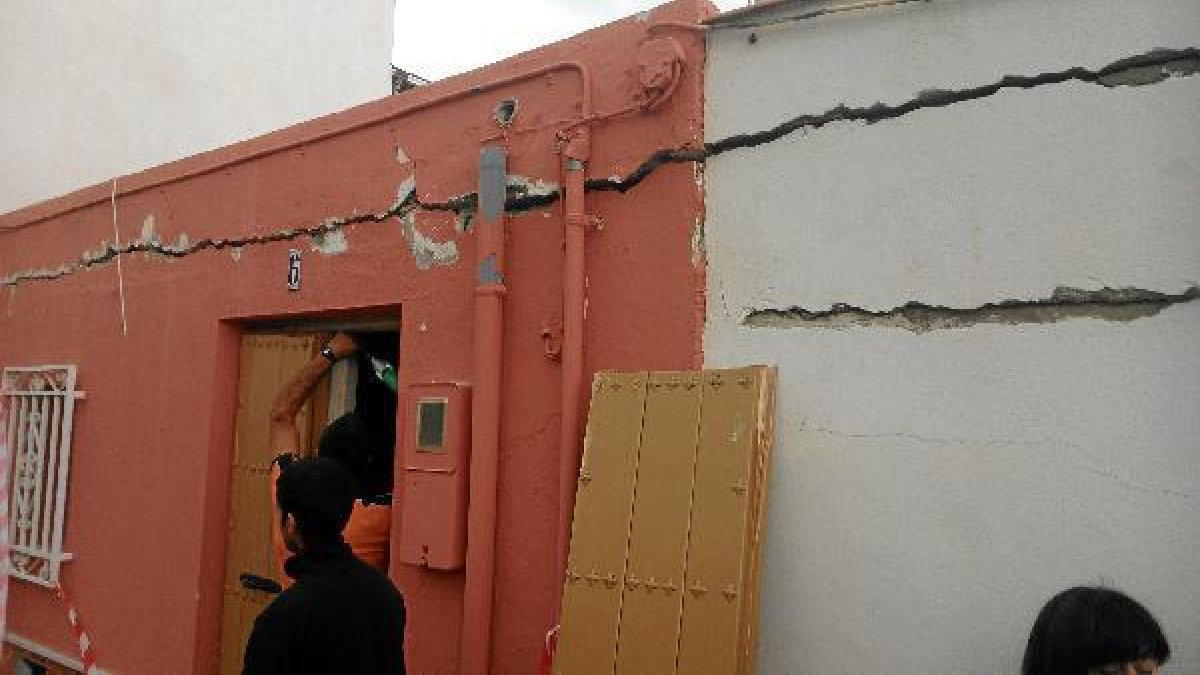 Grietas en la casa producidas por la explosión.